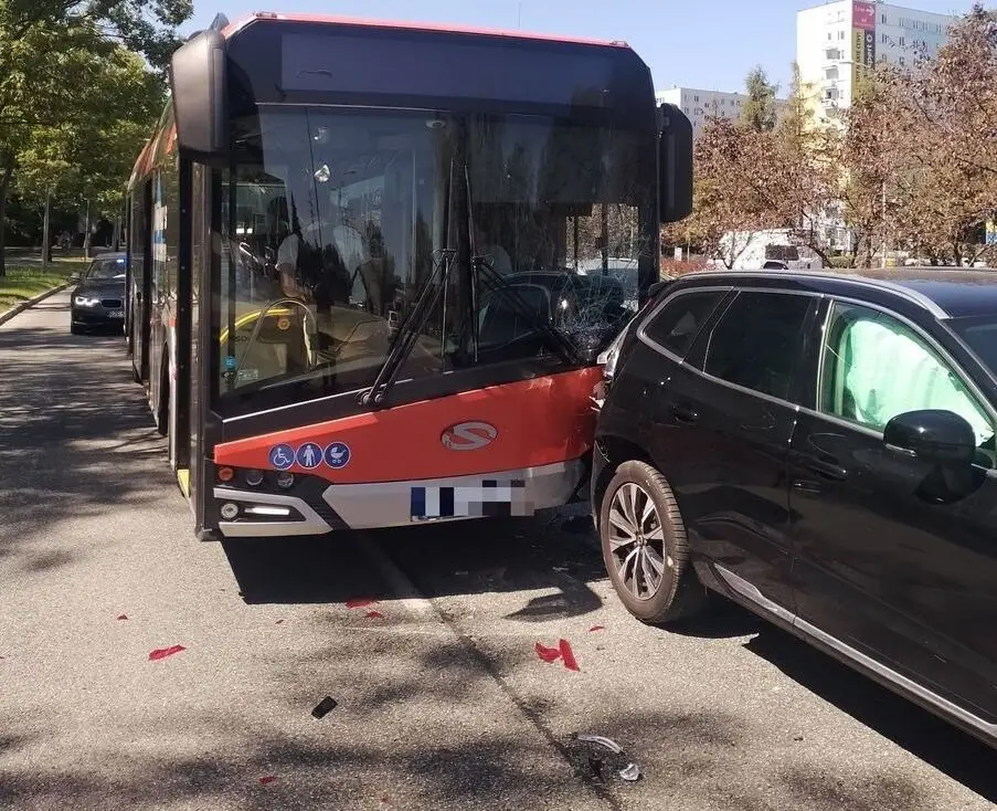 Zderzenie autobusu z samochodem osobowym na al. Powstańców Warszawy – jedna osoba ranna
