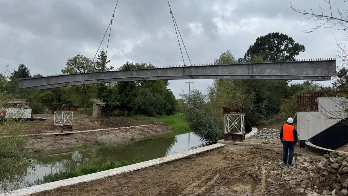Zakończono montaż głównych dźwigarów stalowych kładki nad rzeką Strug