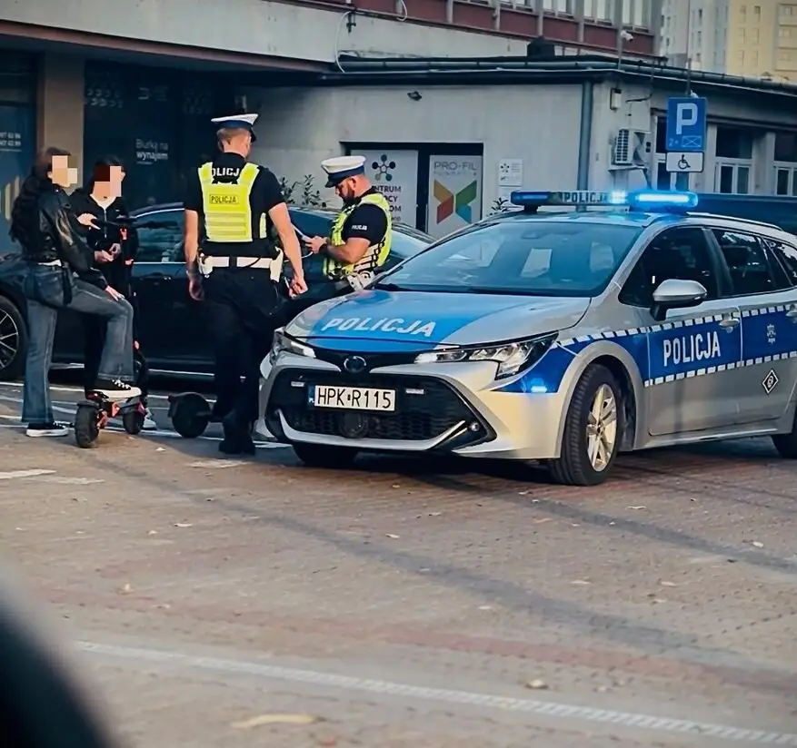 Interwencja policji zapobiegła nielegalnemu przejazdowi hulajnóg elektrycznych