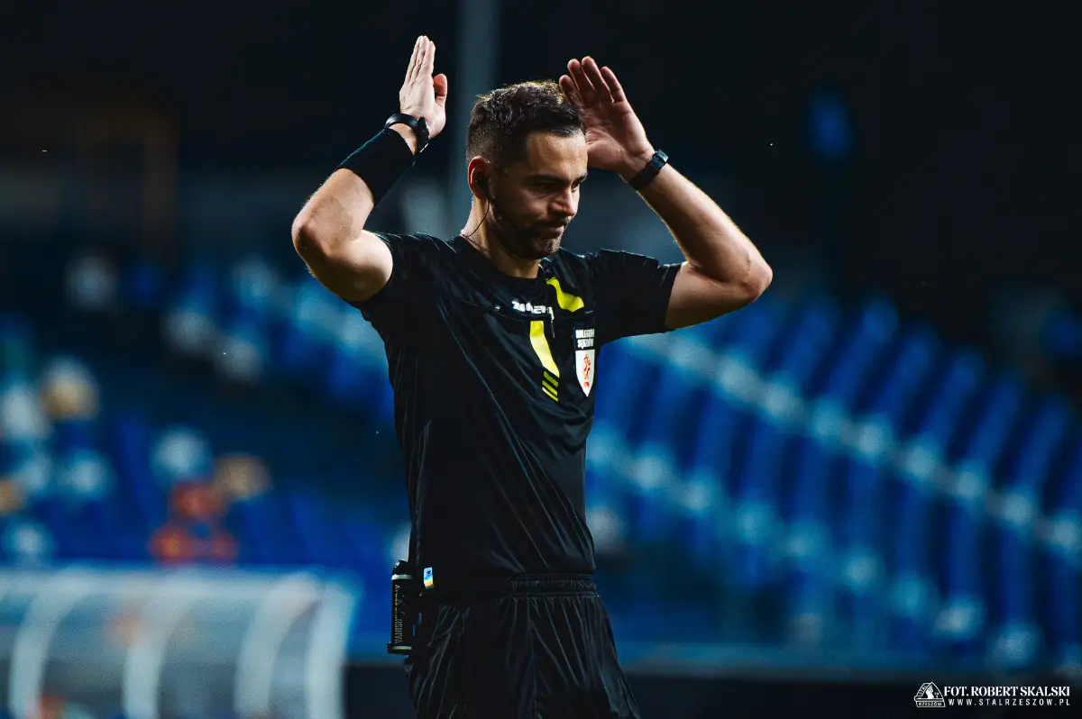 Mecz Stal Rzeszów – Ruch Chorzów poprowadzi sędzia Piotr Rzucidło