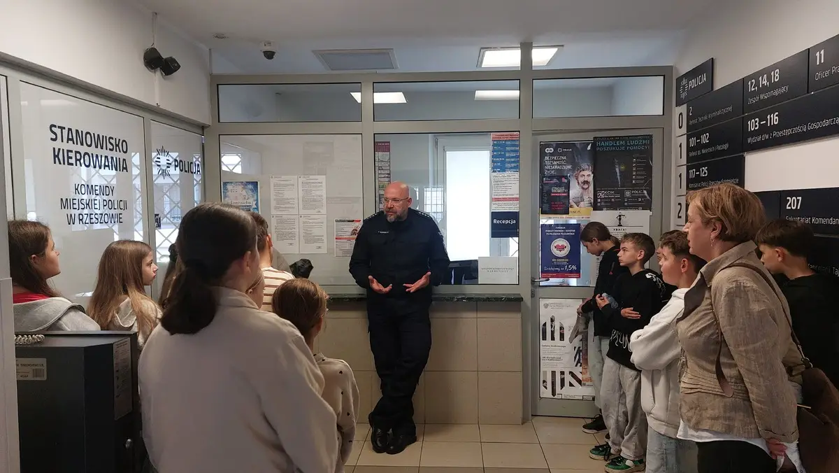 Wizyta uczniów klasy 6b w Komendzie Miejskiej Policji w Rzeszowie
