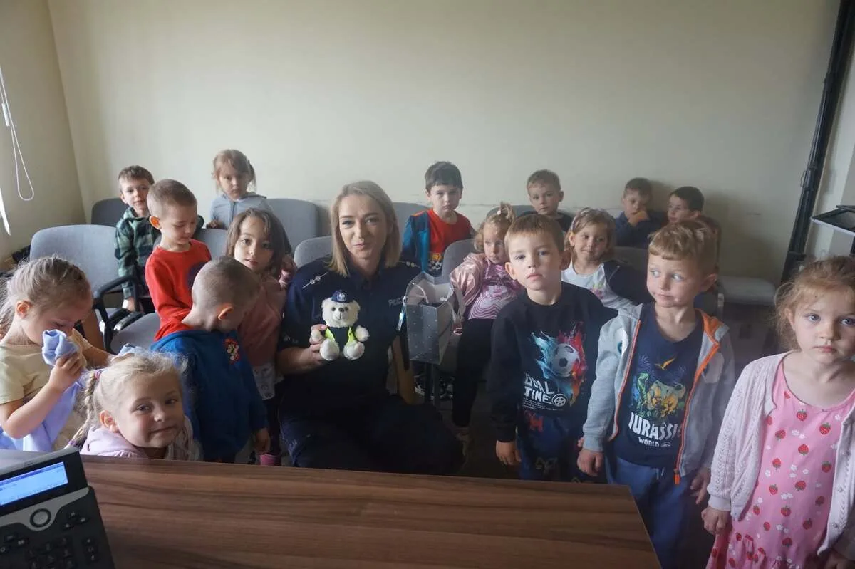 Wizyta przedszkolaków w Komisariacie Policji w Głogowie Małopolskim