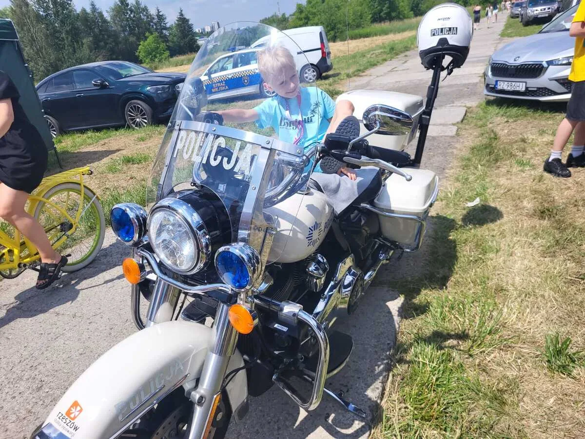 Policjanci edukują dzieci w zakresie bezpieczeństwa podczas wakacji