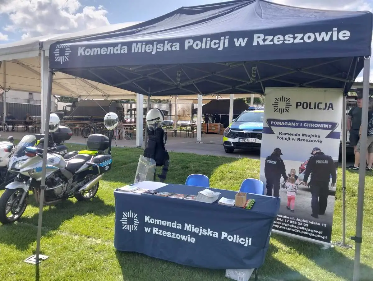 Udział policjantów w targach służb mundurowych w Błażowej