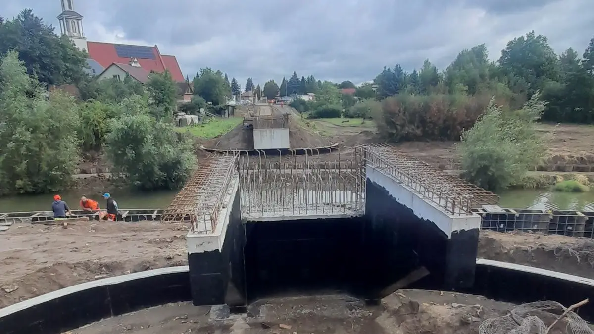 Roboty budowlane przy kładce nad rzeką Strug na etapie zaawansowanym